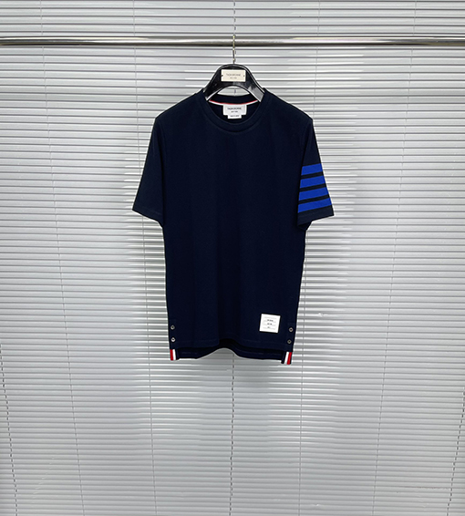 トムブラウン 新しい配色のラウンドネックTシャツ