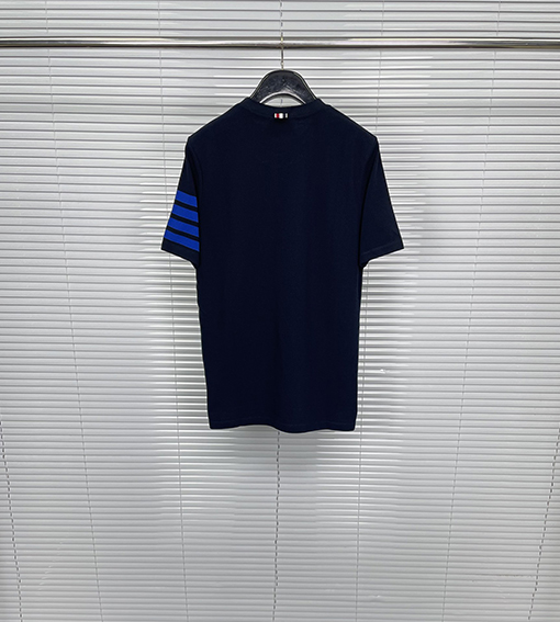 トムブラウン 新しい配色のラウンドネックTシャツ