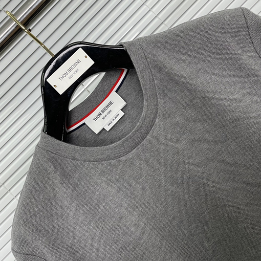 トムブラウン 新しい配色のラウンドネックTシャツ