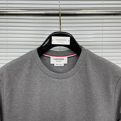 トムブラウン 新しい配色のラウンドネックTシャツ