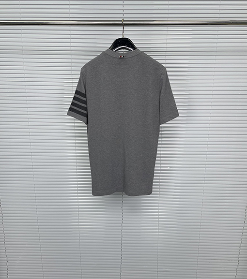トムブラウン 新しい配色のラウンドネックTシャツ 