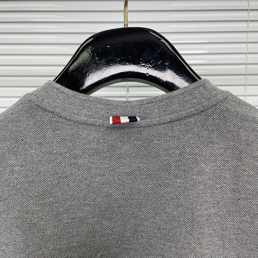 トムブラウン 新しい配色のラウンドネックTシャツ