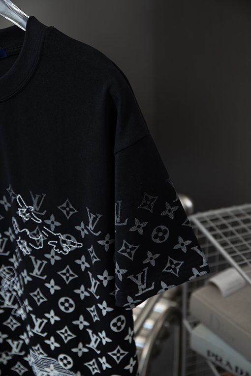 ルイヴィトンコピー   モノグラムプリント半袖Tシャツ