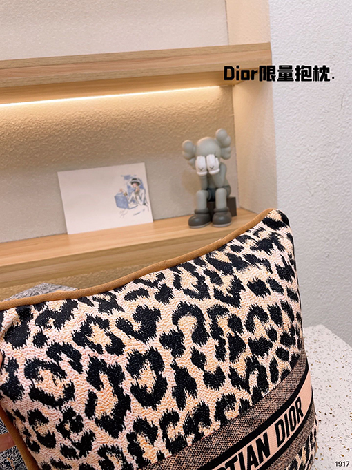 ディオール ホリデーギフトボックス柄クッション
