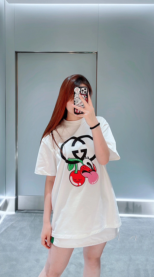 グッチ プリントステッカーと刺繍の半袖Tシャツ