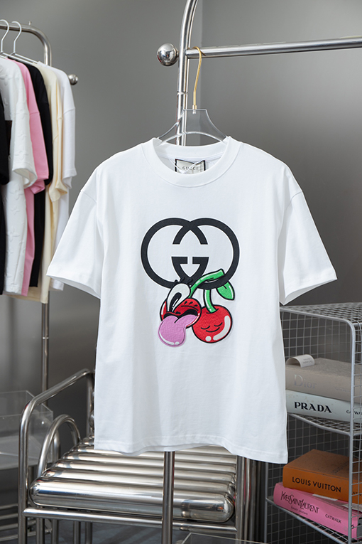 グッチ プリントステッカーと刺繍の半袖Tシャツ