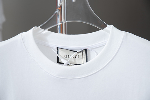 グッチ プリントステッカーと刺繍の半袖Tシャツ