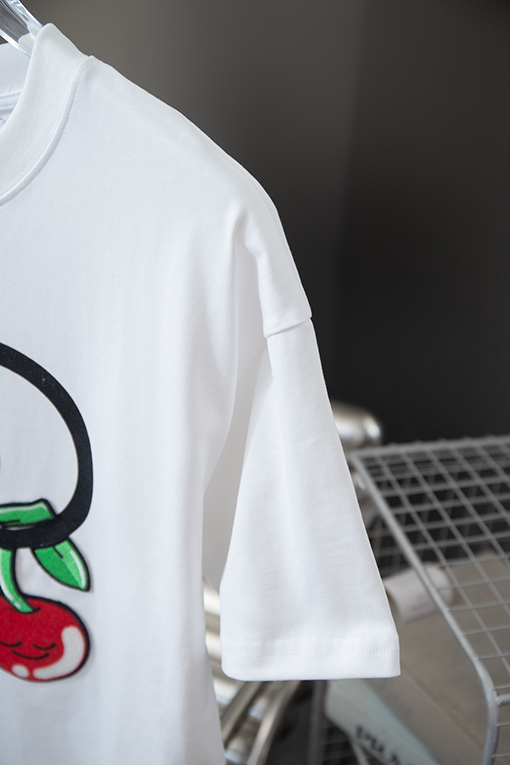 グッチ プリントステッカーと刺繍の半袖Tシャツ