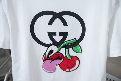 グッチ プリントステッカーと刺繍の半袖Tシャツ