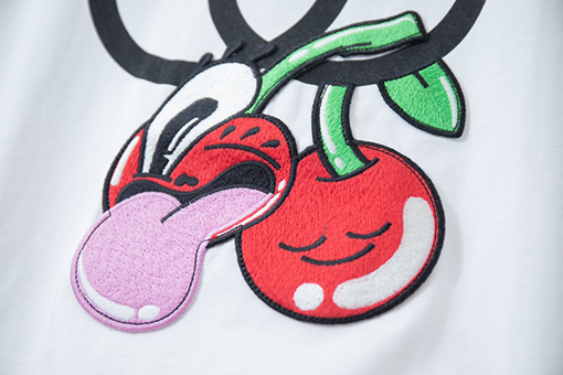 グッチ プリントステッカーと刺繍の半袖Tシャツ