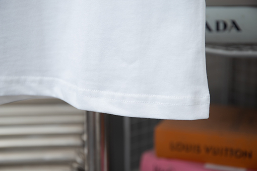 グッチ プリントステッカーと刺繍の半袖Tシャツ