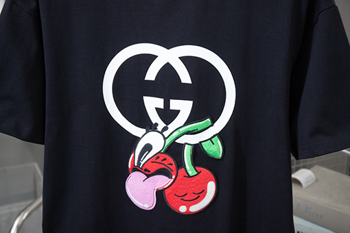 グッチ プリントステッカーと刺繍の半袖Tシャツ