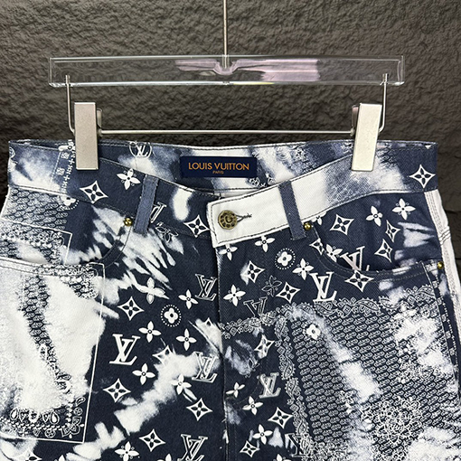ルイヴィトン   ロゴ入りデニムパンツ