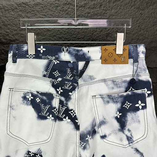 ルイヴィトン   ロゴ入りデニムパンツ