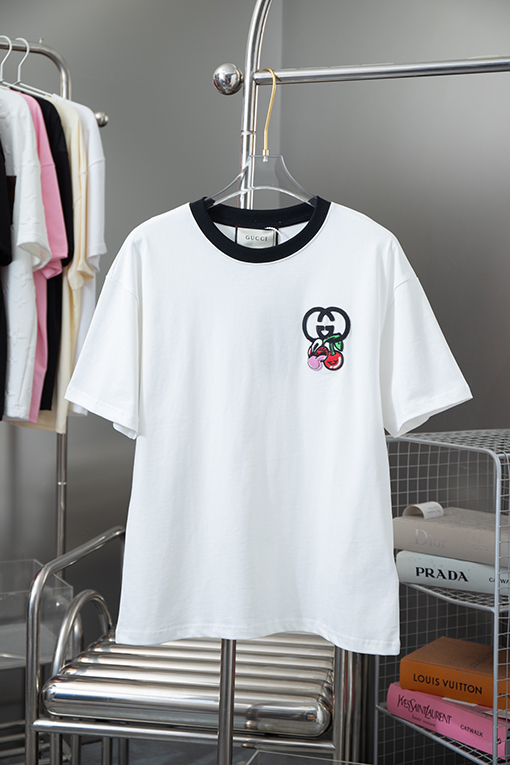 グッチ プリントステッカーと刺繍の半袖Tシャツ