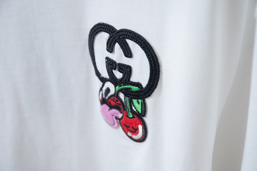 グッチ プリントステッカーと刺繍の半袖Tシャツ