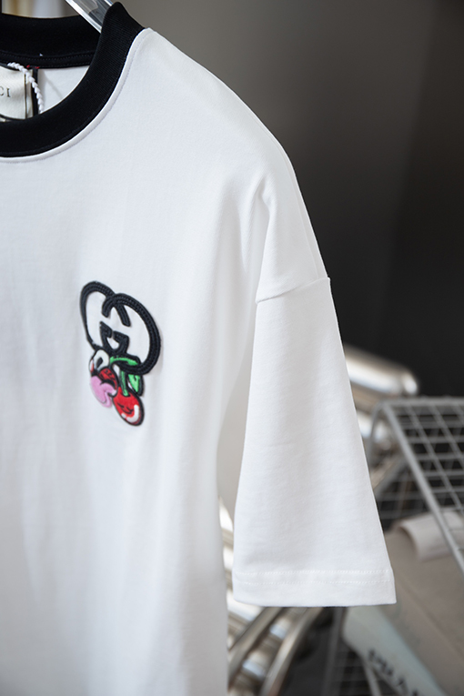 グッチ プリントステッカーと刺繍の半袖Tシャツ