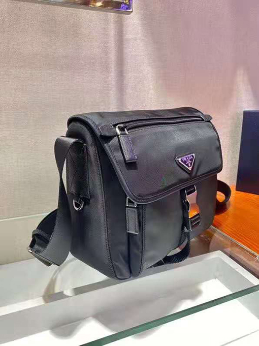 プラダ  ナイロン素材サフィアーノレザーパイリングバッグ
