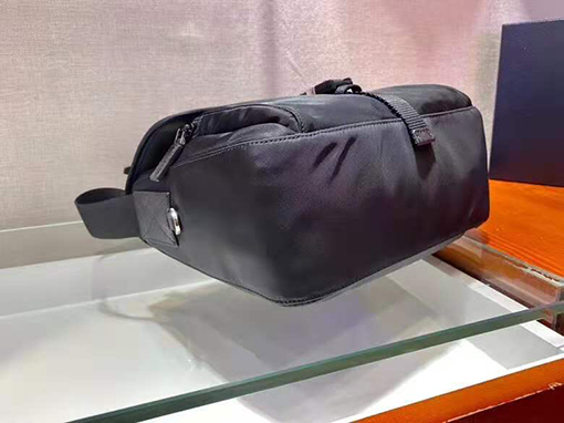 プラダ  ナイロン素材サフィアーノレザーパイリングバッグ