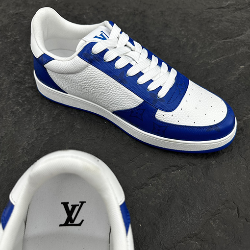 ルイヴィトン  シュータンとサイドに LV ロゴが施されたスポーツシューズ
