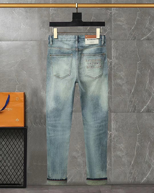 バーバリーコピー ファッショナブルな新作デニムパンツ