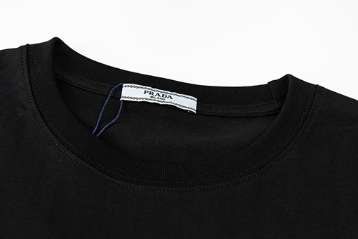 プラダ   小さなラベルのずれた襟の半袖Tシャツ