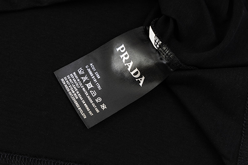 プラダ   小さなラベルのずれた襟の半袖Tシャツ