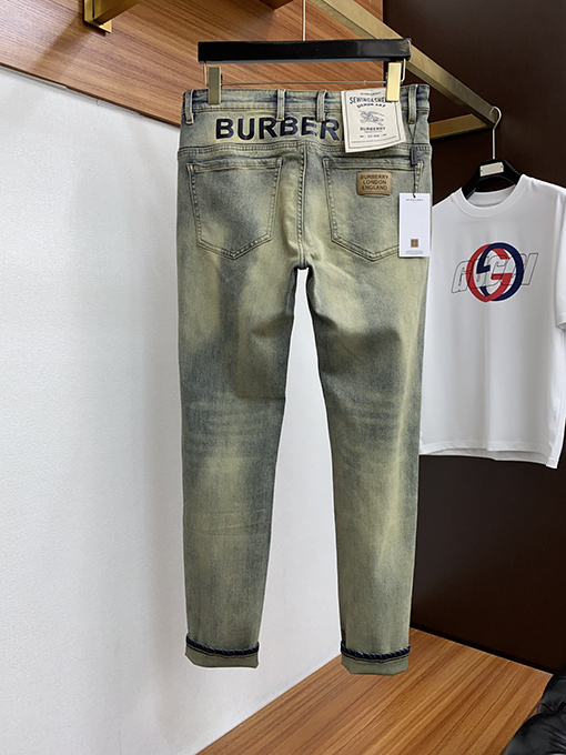 バーバリー スタイリッシュなスリムフィットのストレートジーンズ