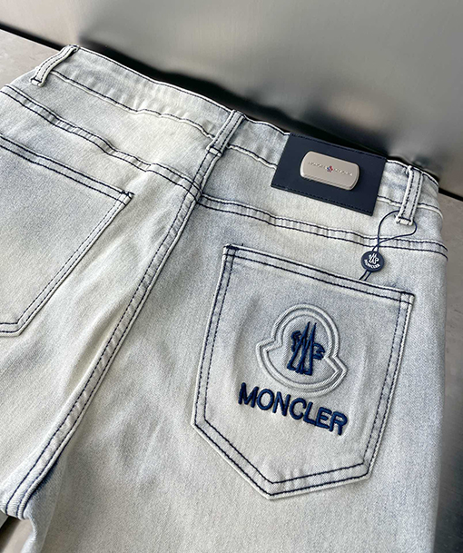 モンクレール ウォッシュブルーの刺繍ロゴ入りジーンズ