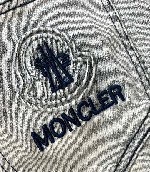 モンクレール ウォッシュブルーの刺繍ロゴ入りジーンズ