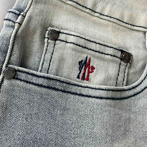 モンクレール ウォッシュブルーの刺繍ロゴ入りジーンズ
