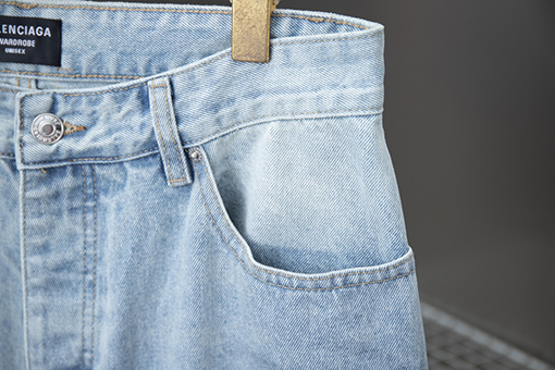 バレンシアガ インクのきをレンダリングするデニムパンツ
