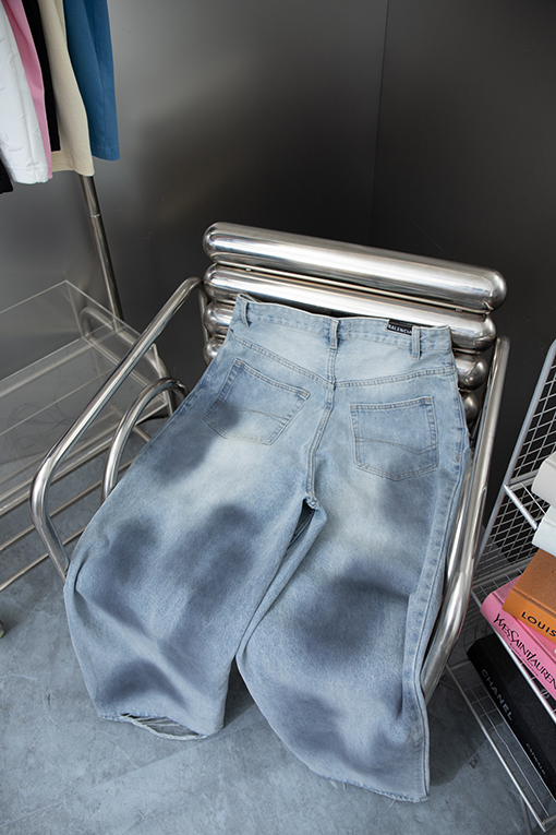 バレンシアガ インクのきをレンダリングするデニムパンツ