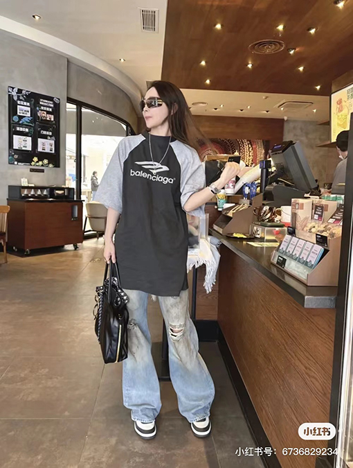 バレンシアガスーパーコピー クラシックなロゴショルダーカラーの新しい半袖Tシャツ