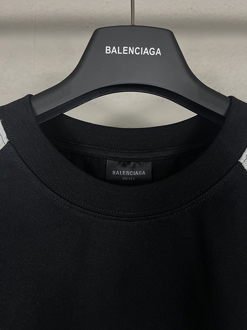 バレンシアガスーパーコピー クラシックなロゴショルダーカラーの新しい半袖Tシャツ