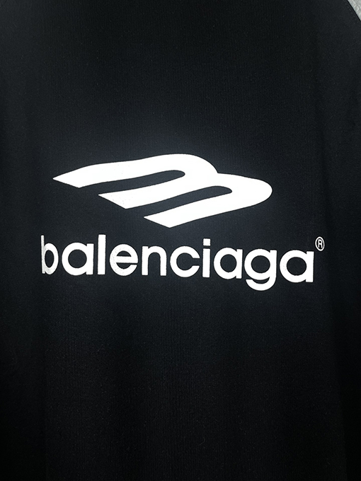 バレンシアガスーパーコピー クラシックなロゴショルダーカラーの新しい半袖Tシャツ