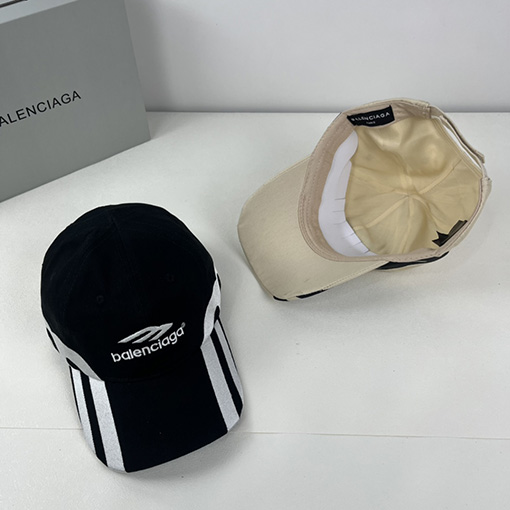 バレンシアガ  シンプルなベースボールキャップ