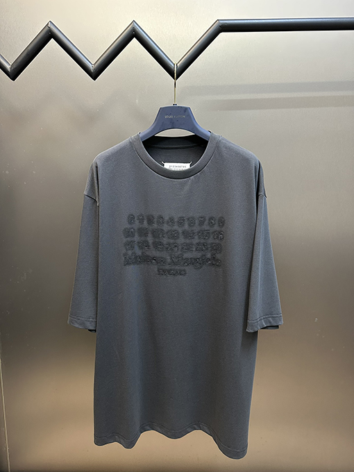 マルタンマルジェラ 暗い刺繍スローガン半袖Tシャツ