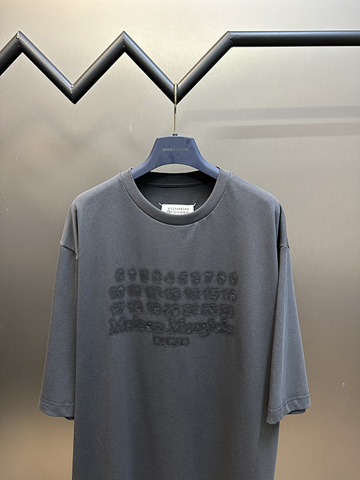 マルタンマルジェラ 暗い刺繍スローガン半袖Tシャツ