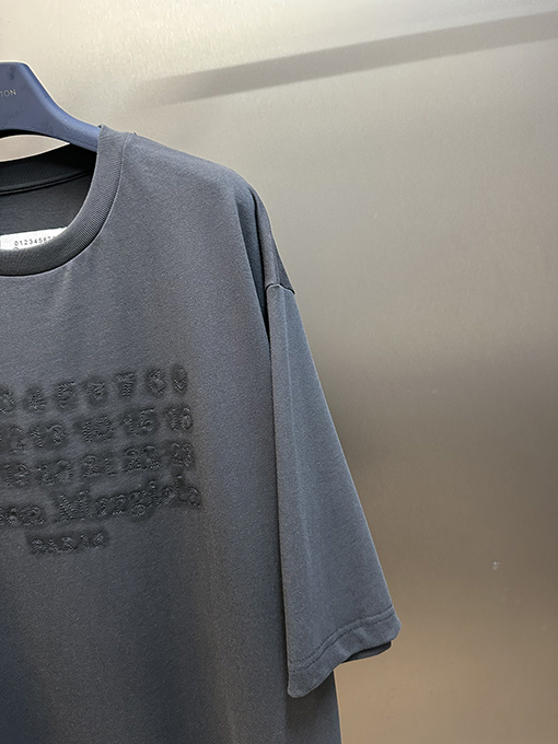 マルタンマルジェラ 暗い刺繍スローガン半袖Tシャツ