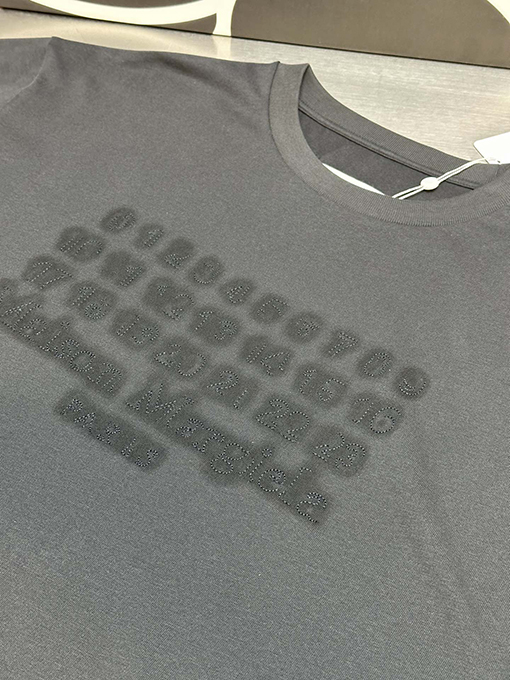 マルタンマルジェラ 暗い刺繍スローガン半袖Tシャツ