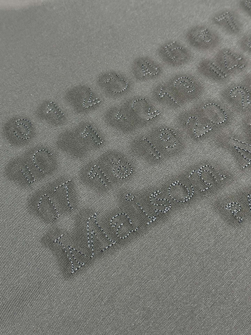 マルタンマルジェラ 暗い刺繍スローガン半袖Tシャツ