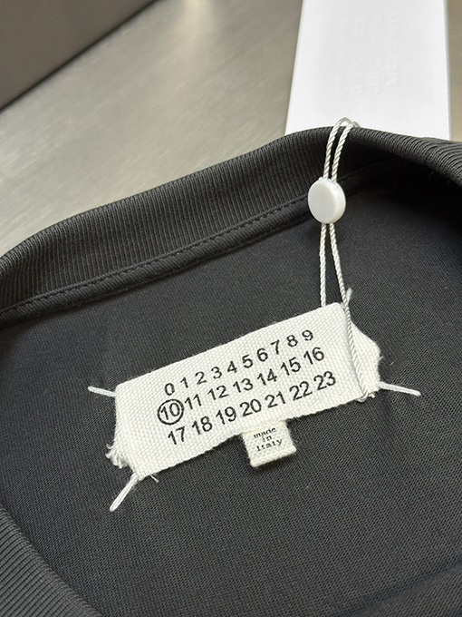 マルタンマルジェラ 暗い刺繍スローガン半袖Tシャツ