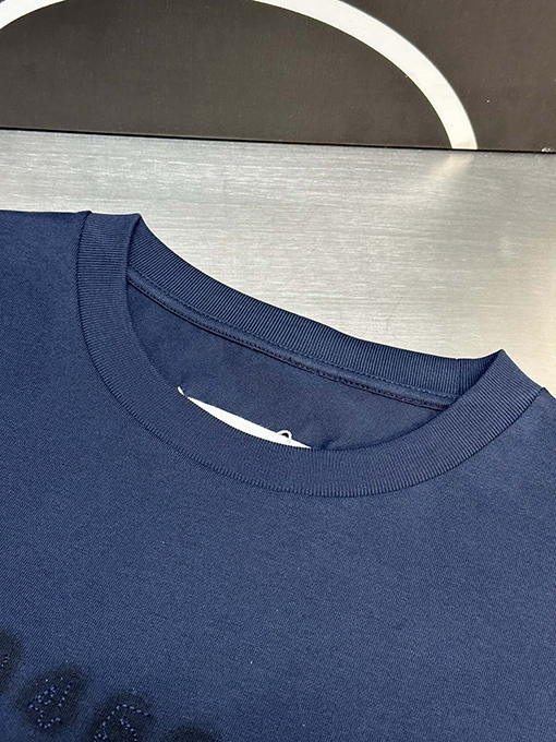 マルタンマルジェラ 暗い刺繍スローガン半袖Tシャツ