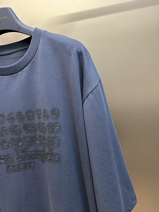 マルタンマルジェラ 暗い刺繍スローガン半袖Tシャツ
