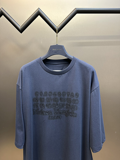 マルタンマルジェラ 暗い刺繍スローガン半袖Tシャツ