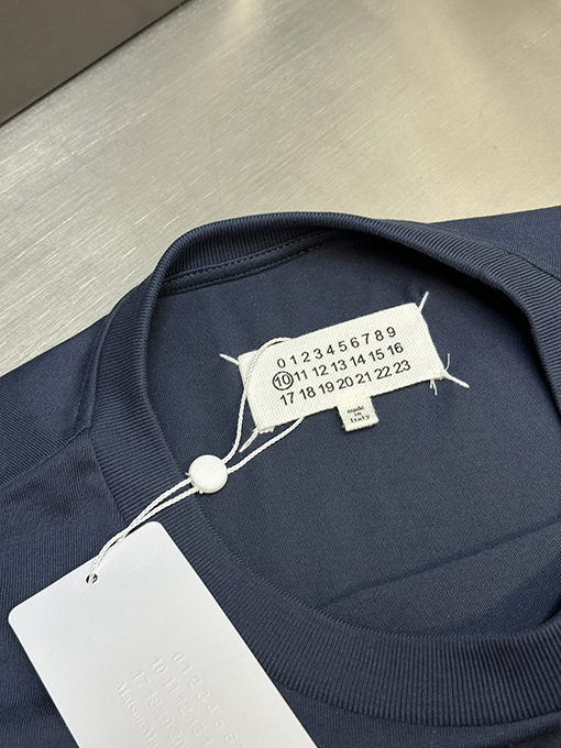 マルタンマルジェラ 暗い刺繍スローガン半袖Tシャツ