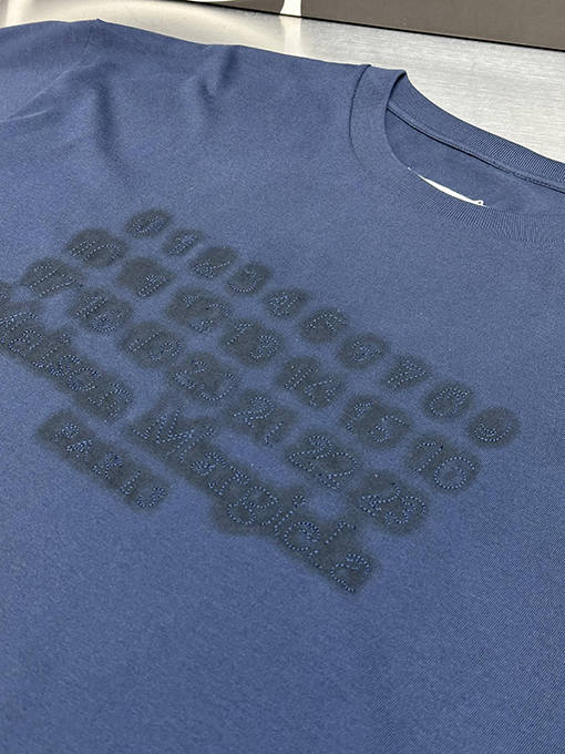 マルタンマルジェラ 暗い刺繍スローガン半袖Tシャツ