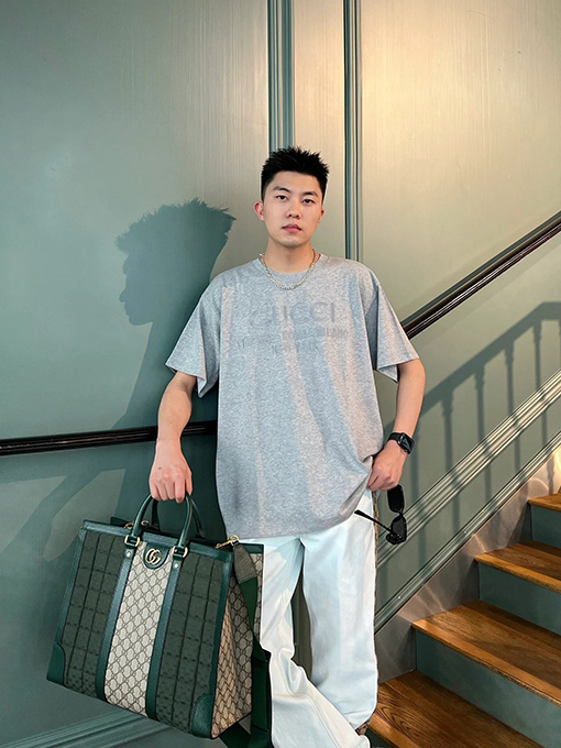 グッチ   クラシックなアルファベットロゴ刺繍半袖Tシャツ