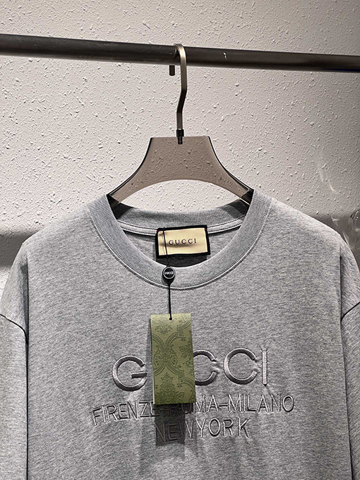 グッチ   クラシックなアルファベットロゴ刺繍半袖Tシャツ